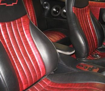 Interior del auto de Tony – Detalle de lujo y diseño elegante